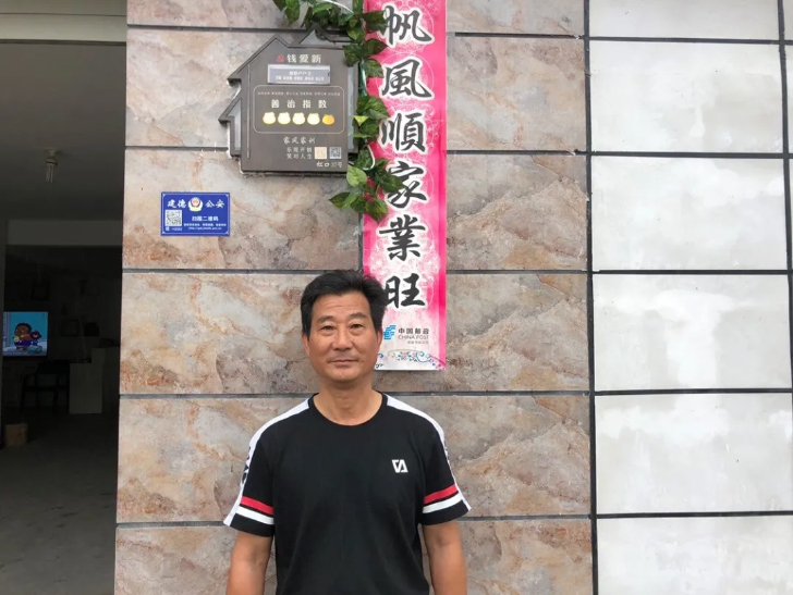 ▲钱爱新和家门口的“小桔灯”